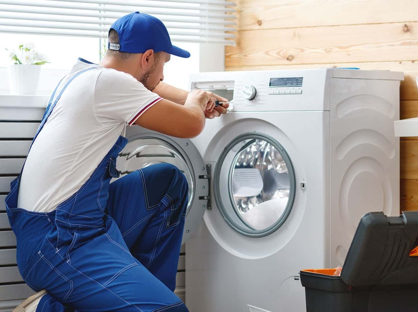 Técnico del servicio técnico Ariston reparando electrodoméstico en Gijón